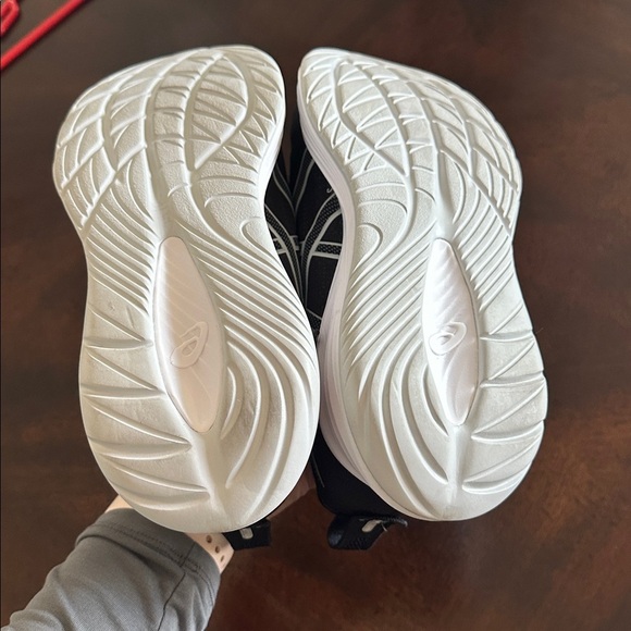 ASICS cumulus 27  Black and White Athletic Sneakers 7.5 - Picture 10 of 12